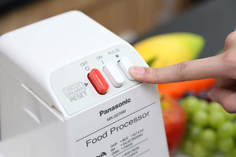 Máy xay sinh tố đa năng Panasonic MK-5076MWRA – Nhấn nút nhồi khi cần nhồi thực phẩm
