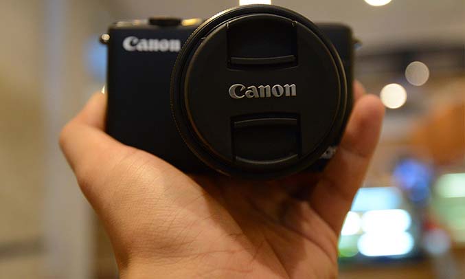 Máy ảnh Canon EOS M10 có ống kính ròi